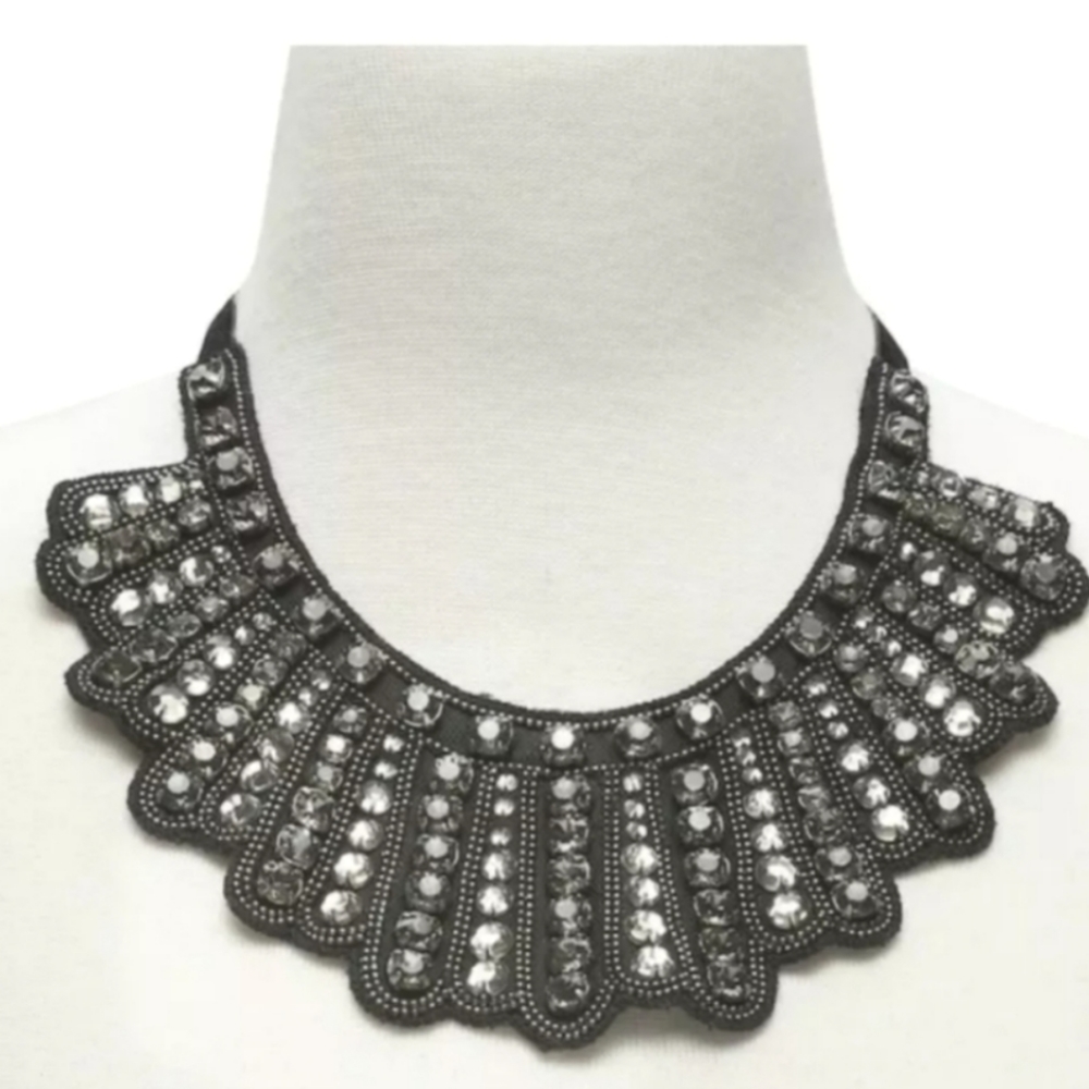 SOLD 🚫 do not buy banana Republic bib necklace